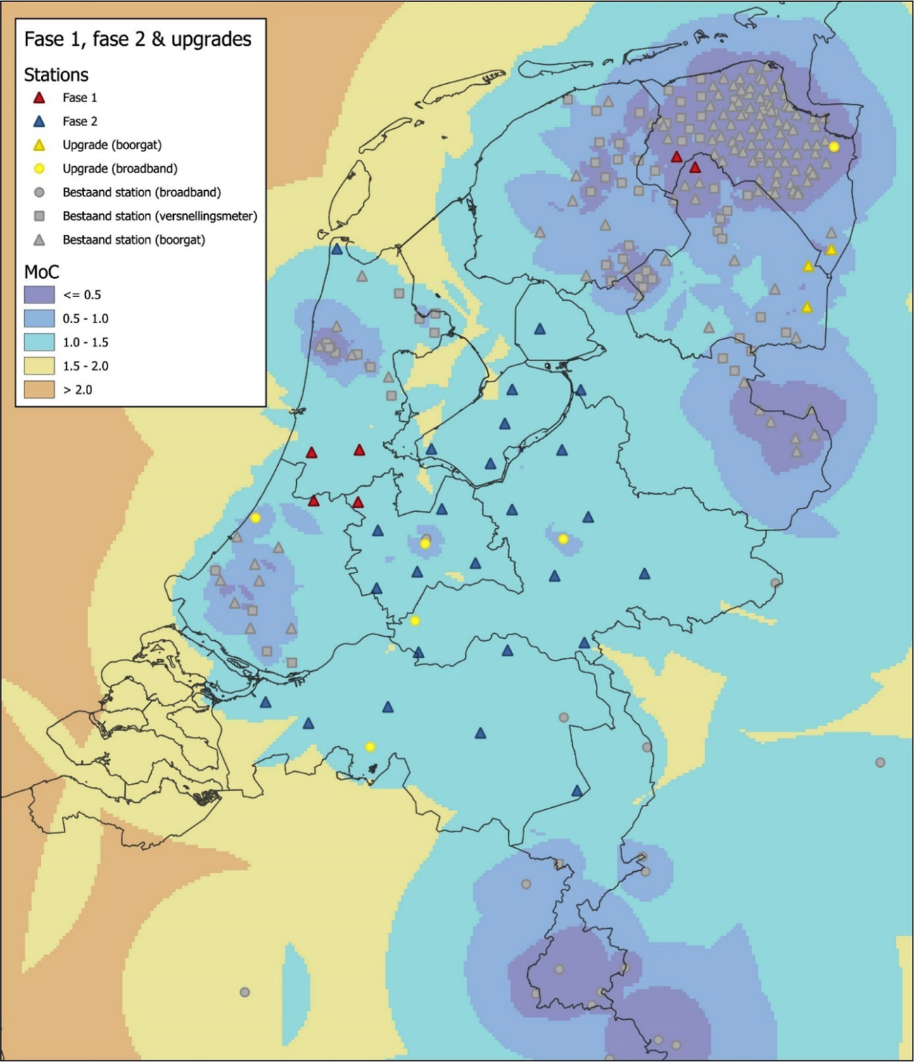 Figuur 3. Magnitude waarboven alle aardbevingen onder gebruikelijke condities gelokaliseerd worden door het meetnet na fase 1 en 2. In fase 1 worden stations geïnstalleerd nabij de rode driehoeken. In fase 2 worden stations geïnstalleerd nabij de blauwe driehoeken. De aangegeven locaties betreffen een zoekgebied voor de nieuwe locaties en niet de exacte positie.