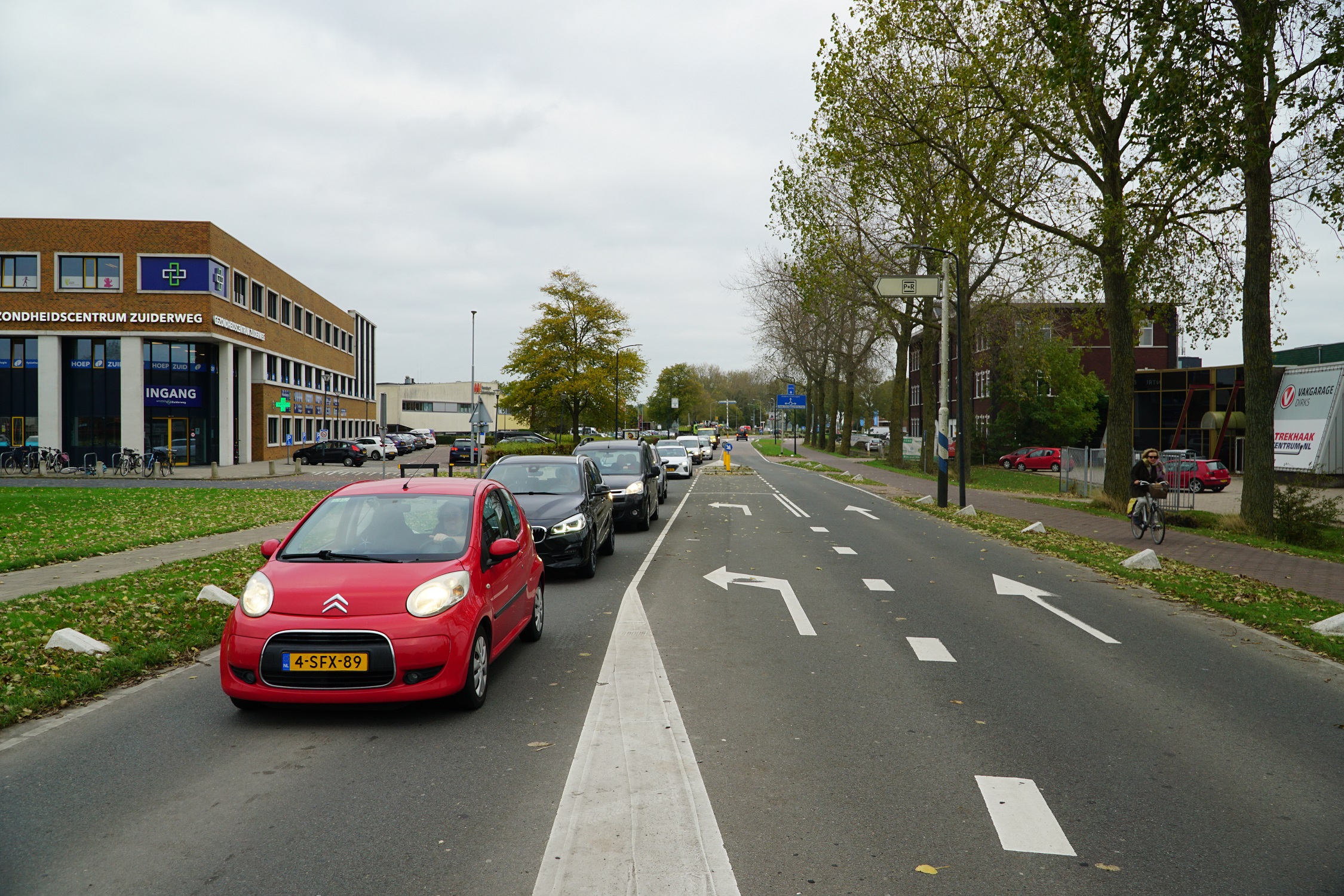 Zuiderweg oostelijk van het spoor. Het gezondheidscentrum (links) maakt een adres aan de weg.