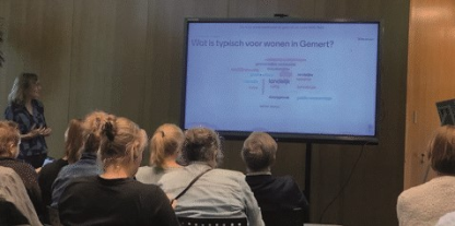 Foto van mensen die een presentatie bijwonen de 1e Omgevingsdialoog op 15 mei 2023