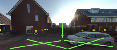 Groen kruis op 2 parkeerplekken Etienne de Pinedaweg waar e-laadpaal wordt geplaatst