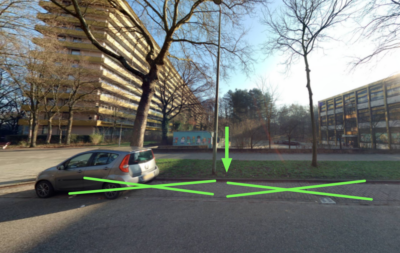 Groen kruis op 2 parkeerplekken Laan van Vollenhove waar e-laadpaal wordt geplaatst