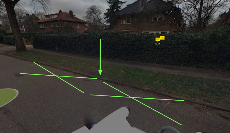 Groene kruisen en pijl waar e-laadpalen worden geplaatst