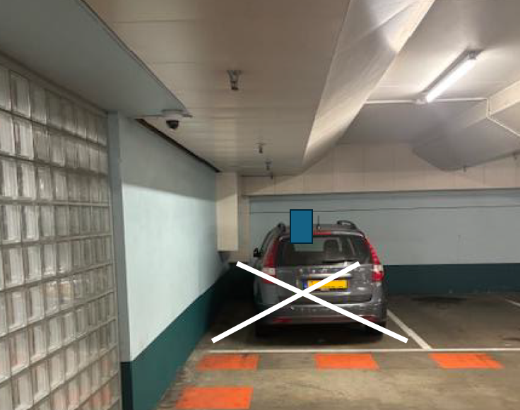 Wit kruis over parkeerplaats Emmaplein