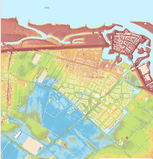 Hoogtekaart waarin Woudrichem-Zuid centraal is gelegen, waarop de bodemhoogte is weergegeven met een kleurverloop; hoge delen in rood en oranje, en lage delen in blauw. Het plangebied Woudrichem-Zuid valt op als lager gelegen.