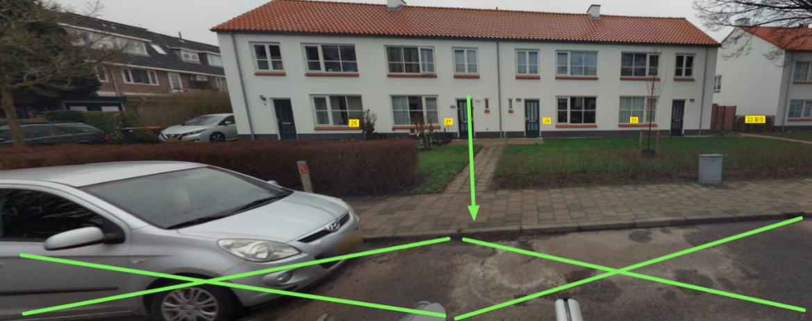 Parkeerplaatsen Cornelis Schellingerlaan 29 met groene kruisen waar de e-laadpalen komen