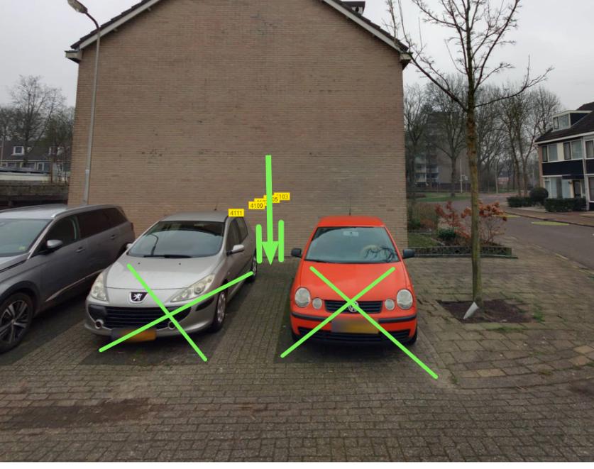 Parkeerplaatsen Couwenhoven 4111 met groene kruisen waar e-laadpalen komen