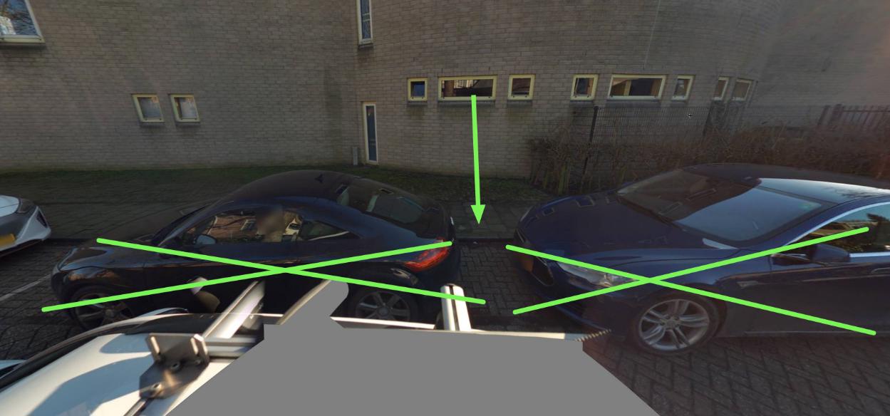 Parkeerplaatsen Dahliastraat 47 met groene kruisen waar e-laadpalen komen