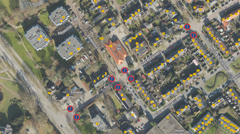 Luchtfoto Van Reenenweg met borden op de plekken waar deze komen te staan