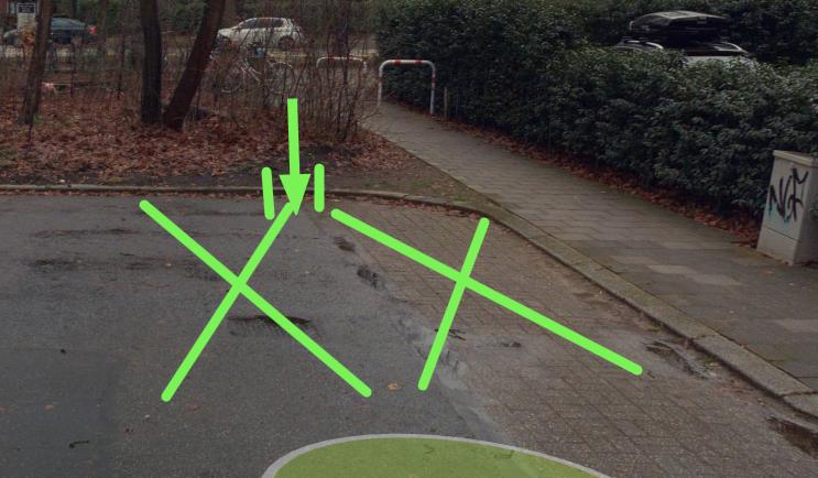 2 groene getekende kruisen op plek waar laadpaal komt