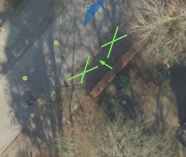 luchtfoto met groene kruisen waar laadpaal komt