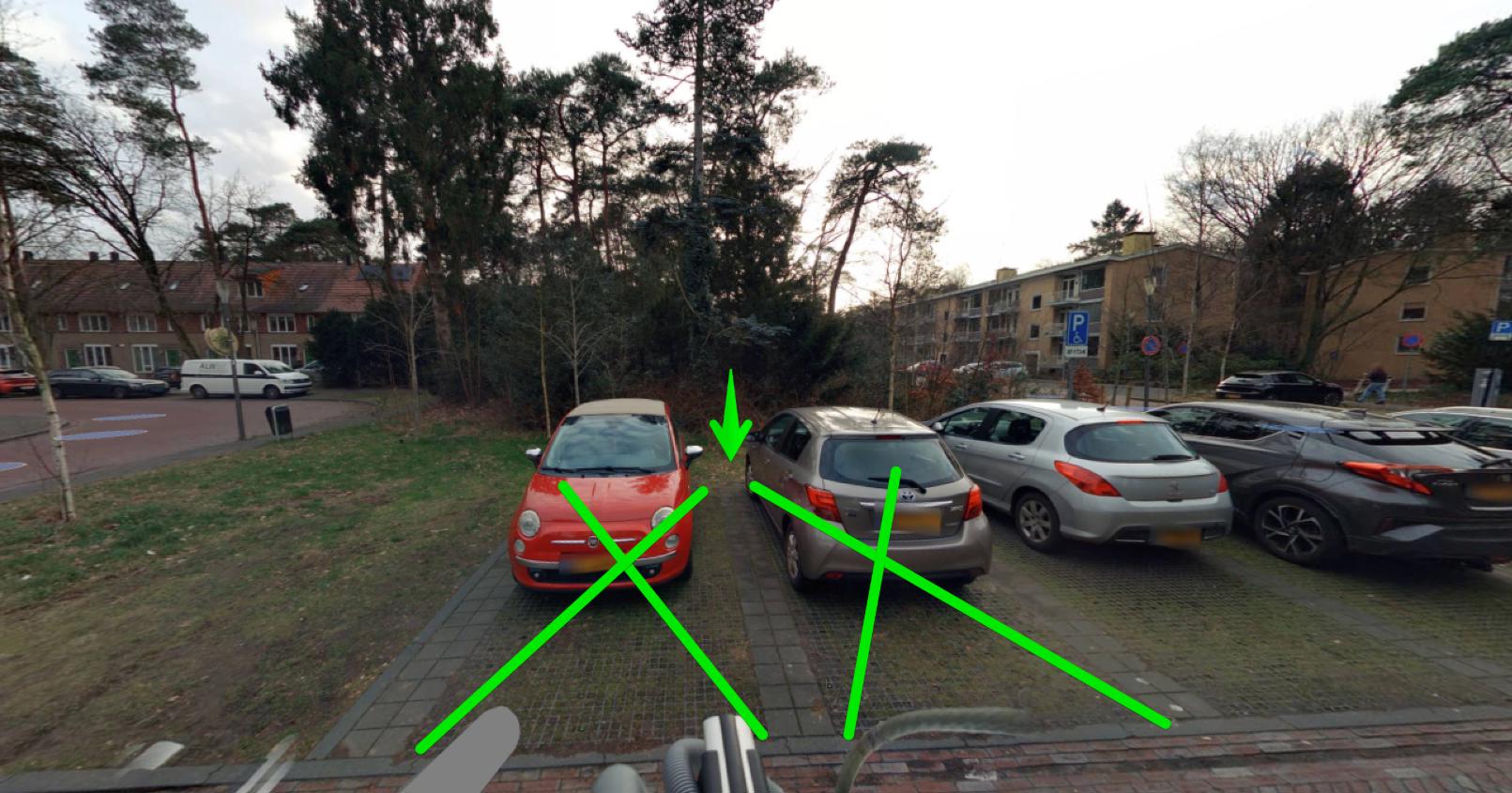 2 groene getekende kruisen op de plek waar de laadpaal komt