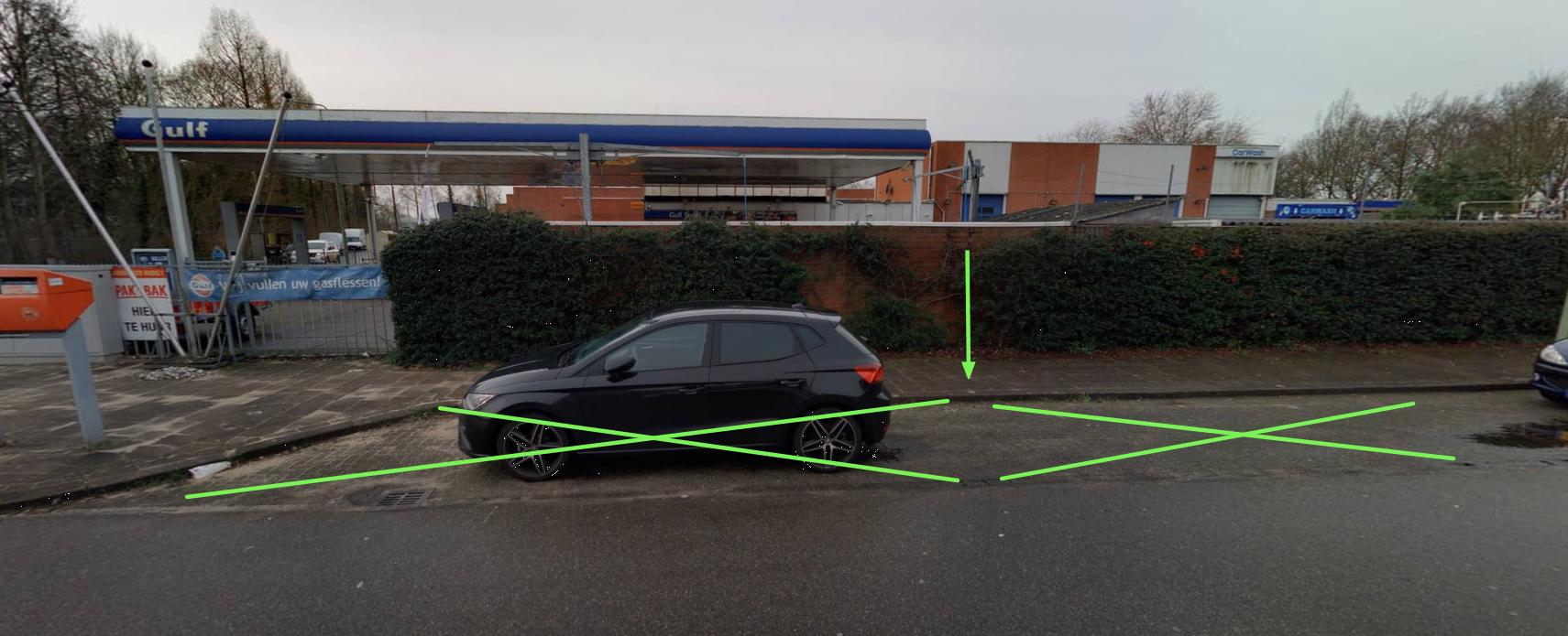 2 groene getekende kruisen op de plek waar de laadpaal komt