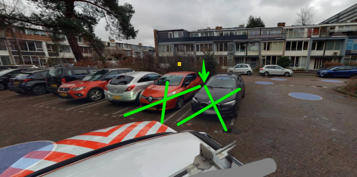 2 groene getekende kruisen op plek waar laadpaal komt