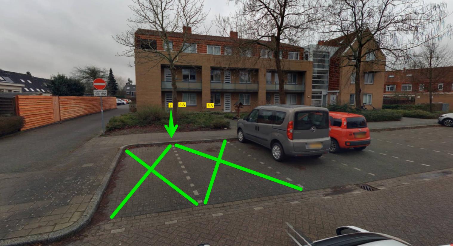 2 groene kruisen op de plek waar de laadpaal komt