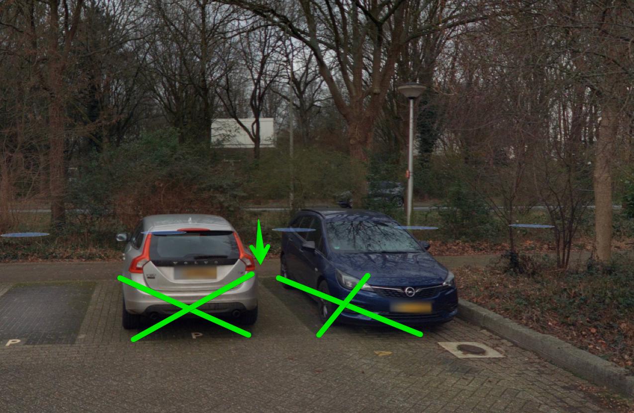 2 groene kruisen op plek waar laadpaal komt