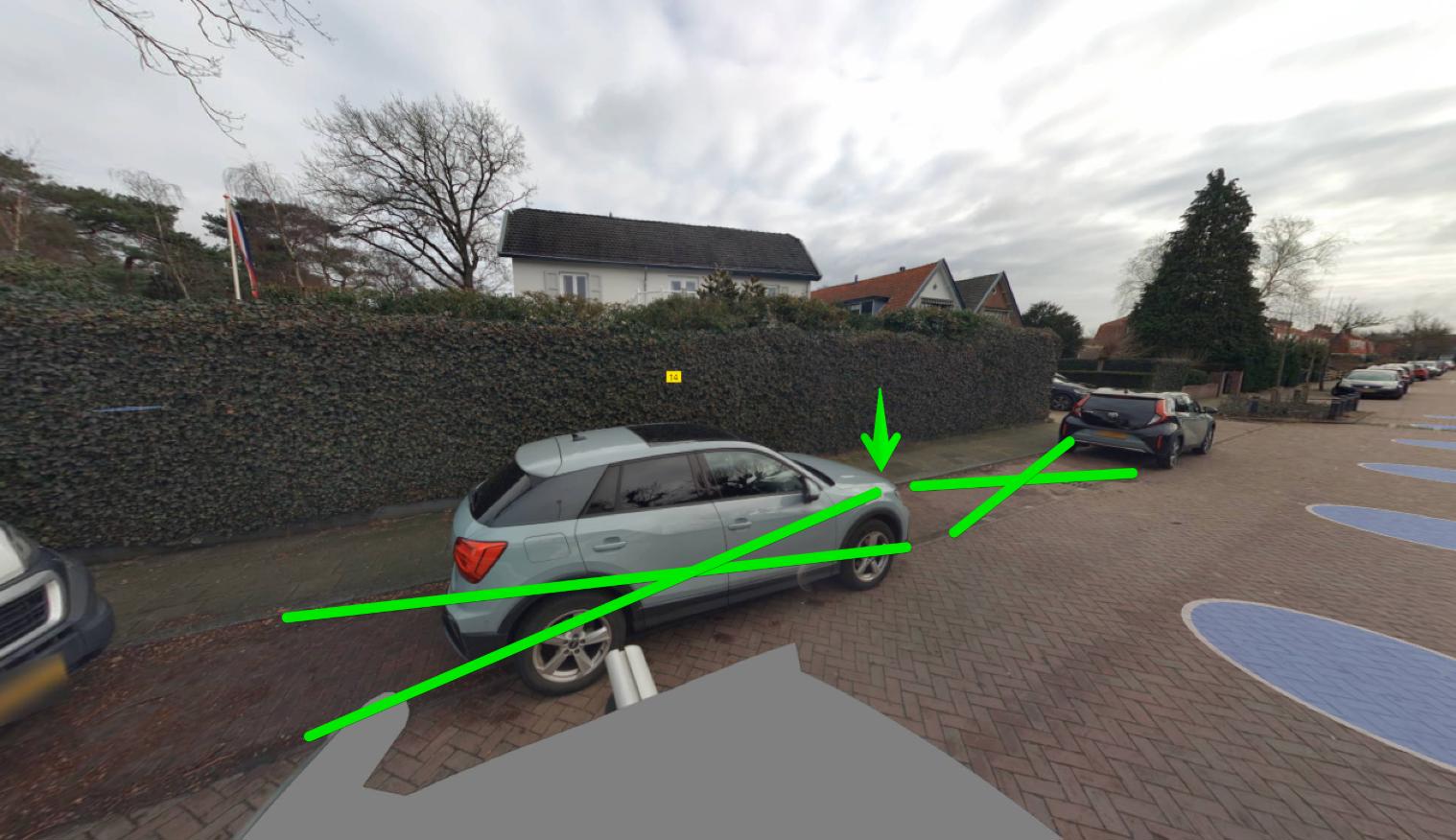 2 groene kruisen op de plek waar de laadpaal komt