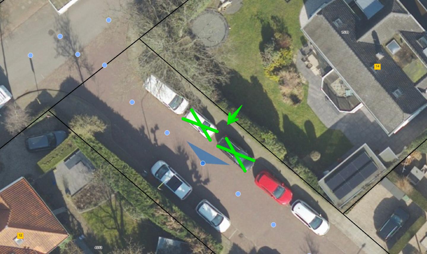 luchtfoto met kruisen op de plek van de laadpaal