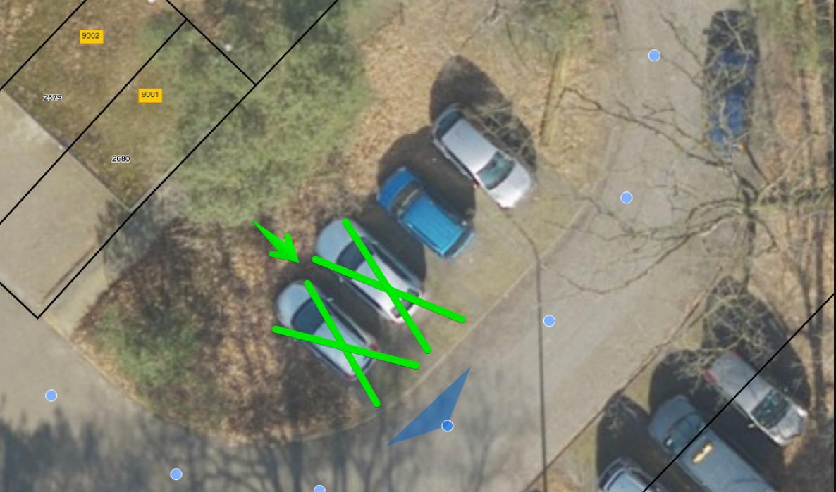 luchtfoto met 2 groene kruisen waar laadpaal komt