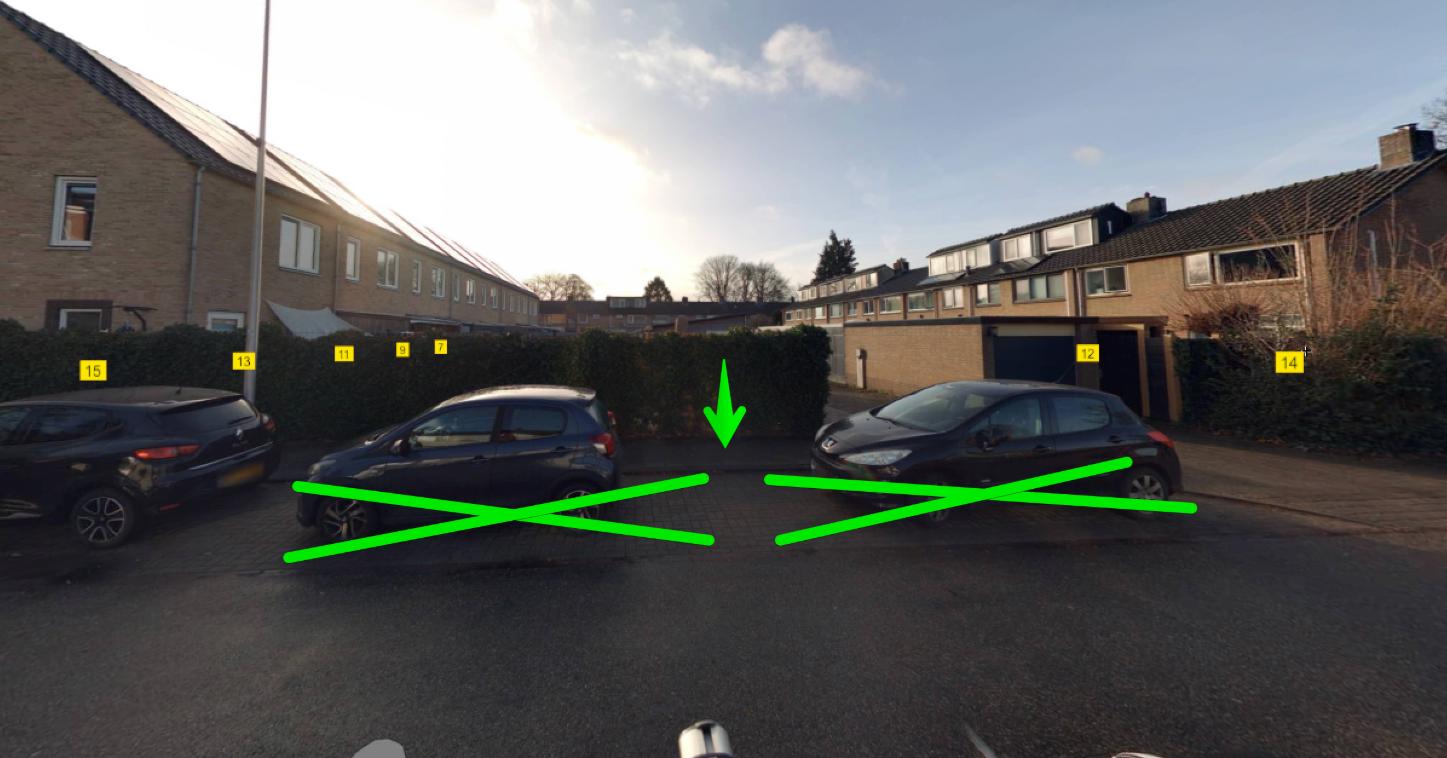 2 groene kruisen op de parkeerplaatsen waar de laadpaal komt
