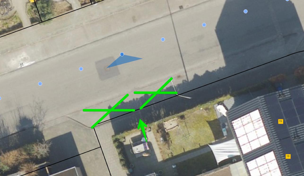 Luchtfoto met 2 kruisen waar laadpaal komt