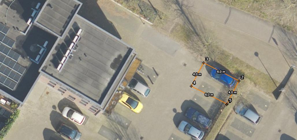 luchtfoto met rode lijn om beoogd parkeerplaats
