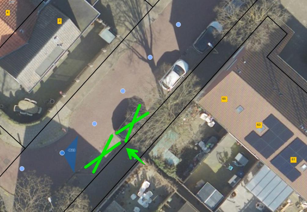 luchtfoto met 2 getekende groene kruisen waar laadplek moet komen