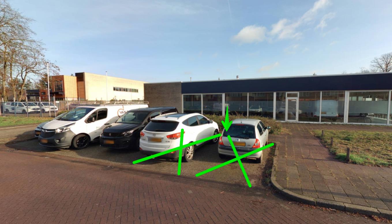 2 getekende groene kruisen op de plek waar de laadpaal komt