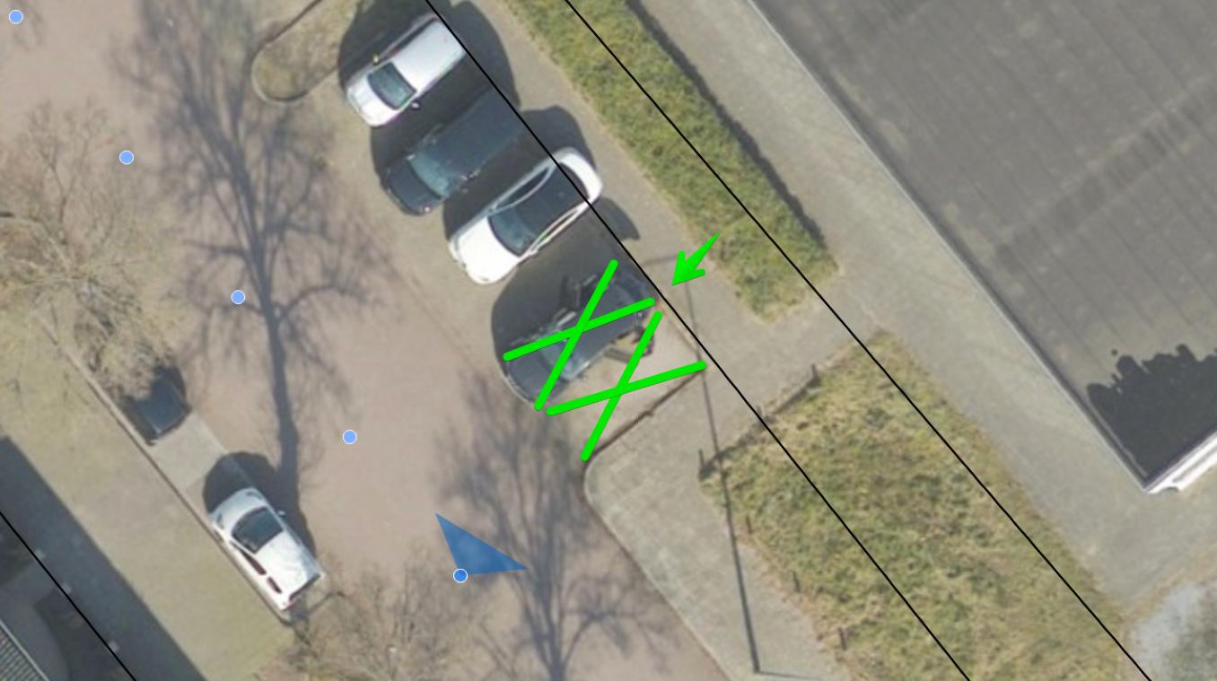 luchtfoto met 2 getekende groene kruisen op plek waar laadpaal komt