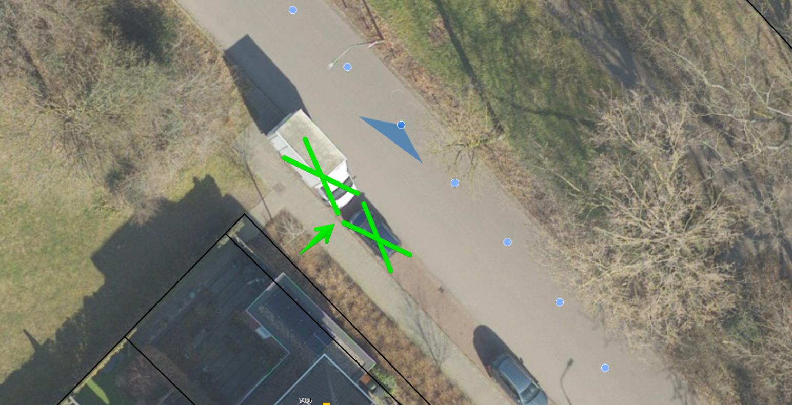 luchtfoto met 2 getekende groene kruisen over parkeerplaatsen waar laadpaal moet komen