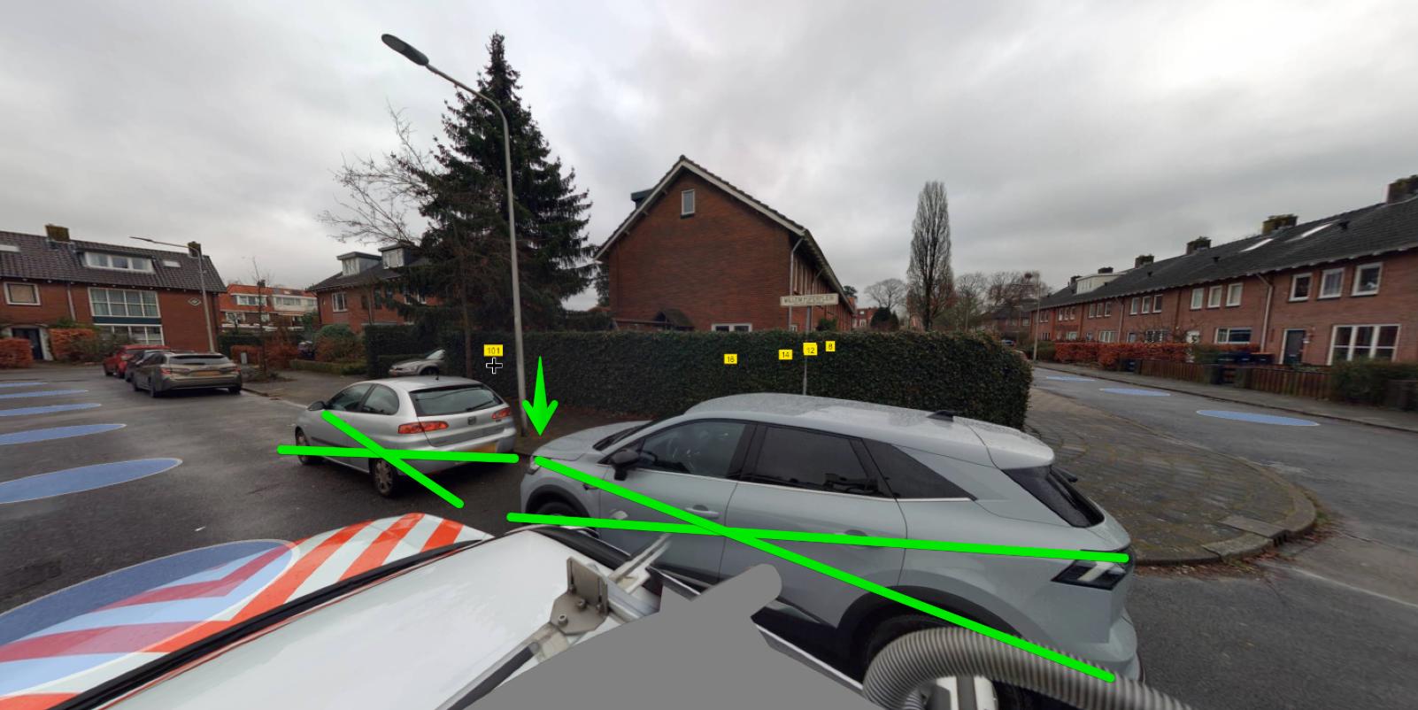 2 getekende groene kruisen over parkeerplaatsen waar laadpaal komt