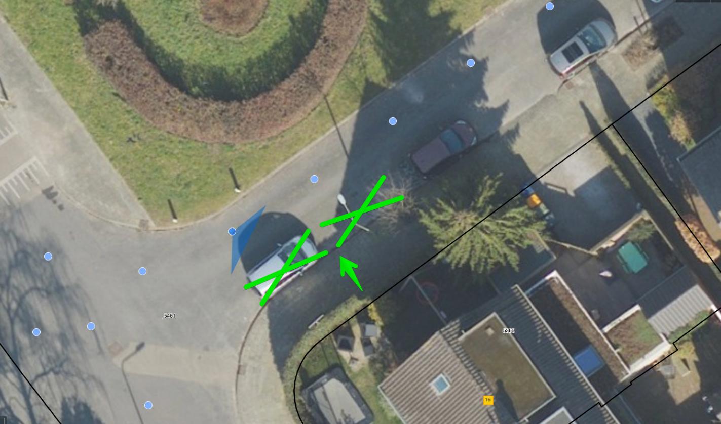 luchtfoto met 2 getekende groene kruisen over parkeerplaatsen waar laadpaal komt