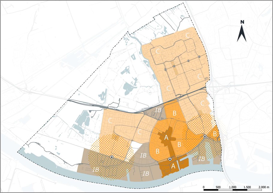 in figuur 2 is de gebiedsindeling opgenomen die we hanteren in dit deelomgevingsprogramma ‘Parkeernormen Vlaardingen 2025’. In de kaart is weergegeven of een gebied tot het A-, B- of C-/I&B-gebied behoort. Voor de witte gebieden zonder aanduiding geldt dat deze gezien worden als buitengebied. Wanneer er in de toekomstige situatie woningbouwontwikkelingen gerealiseerd worden in het gebied met volkstuinen en sportvelden dat door de Marathonweg, Industrieweg, Energieweg en Marnixlaan omsloten wordt, verandert dit gebied in C-gebied. Voor de I&B-gebieden geldt dat deze veranderen in B-gebied wanneer hier in de toekomst woningbouwontwikkelingen gerealiseerd worden.
