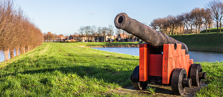 foto van kanon bij vestingwerken Geertruidenberg