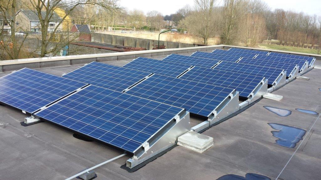 foto van zonnepanelen op een plat dak