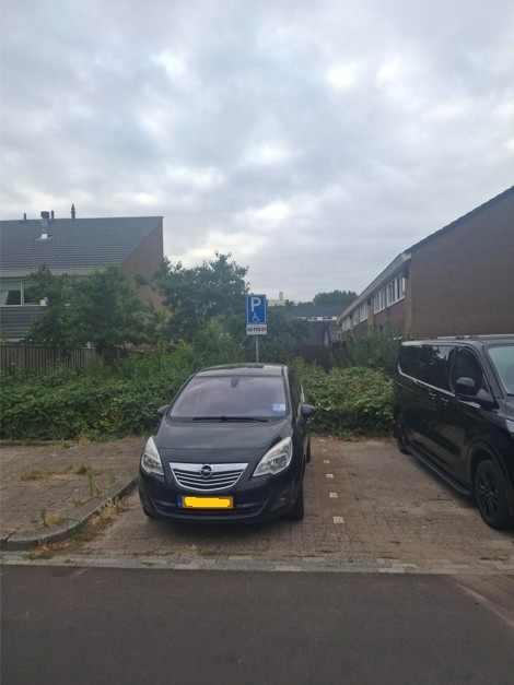Geparkeerde auto op beoogd gehandicaptenparkeerplaats Waterhoenlaan 49