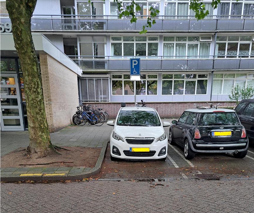 Geparkeerde auto op gehandicaptenparkeerplaats Laan van Vollenhove