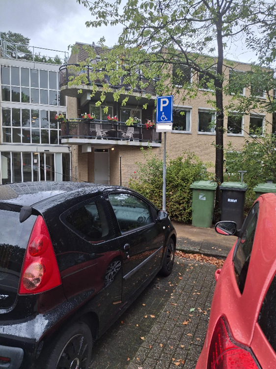 Geparkeerde auto op de beoogde plek voor gehandicaptenparkeerplaats Wilhelmina van Essenlaan