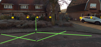 Twee groene kruisen over gereserveerde parkeerplaatsen Nicolaas Beetslaan 