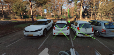 Twee groene kruisen over gereserveerde parkeerplaatsen Schermerslaan