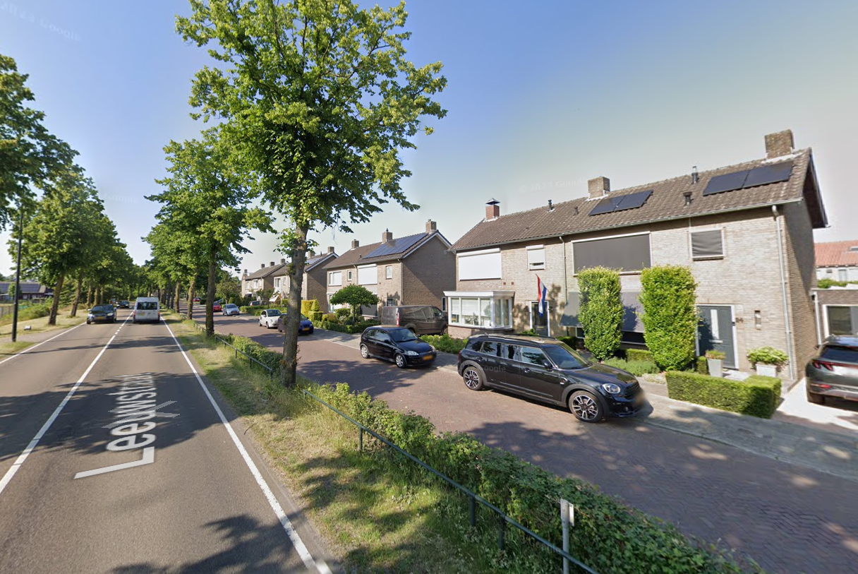 Afbeelding met buitenshuis, hemel, auto, voertuig

Automatisch gegenereerde beschrijving