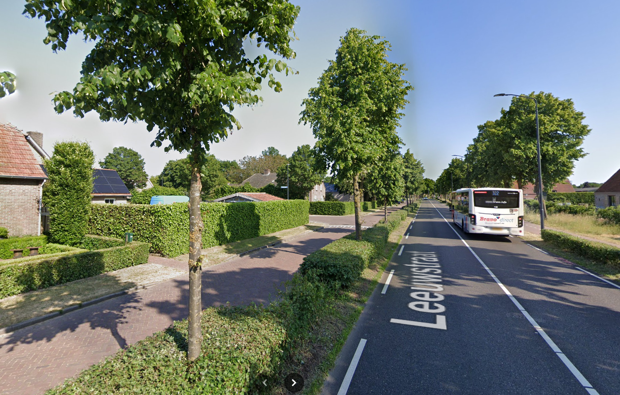 Afbeelding met buitenshuis, weg, hemel, voertuig

Door AI gegenereerde inhoud is mogelijk onjuist.