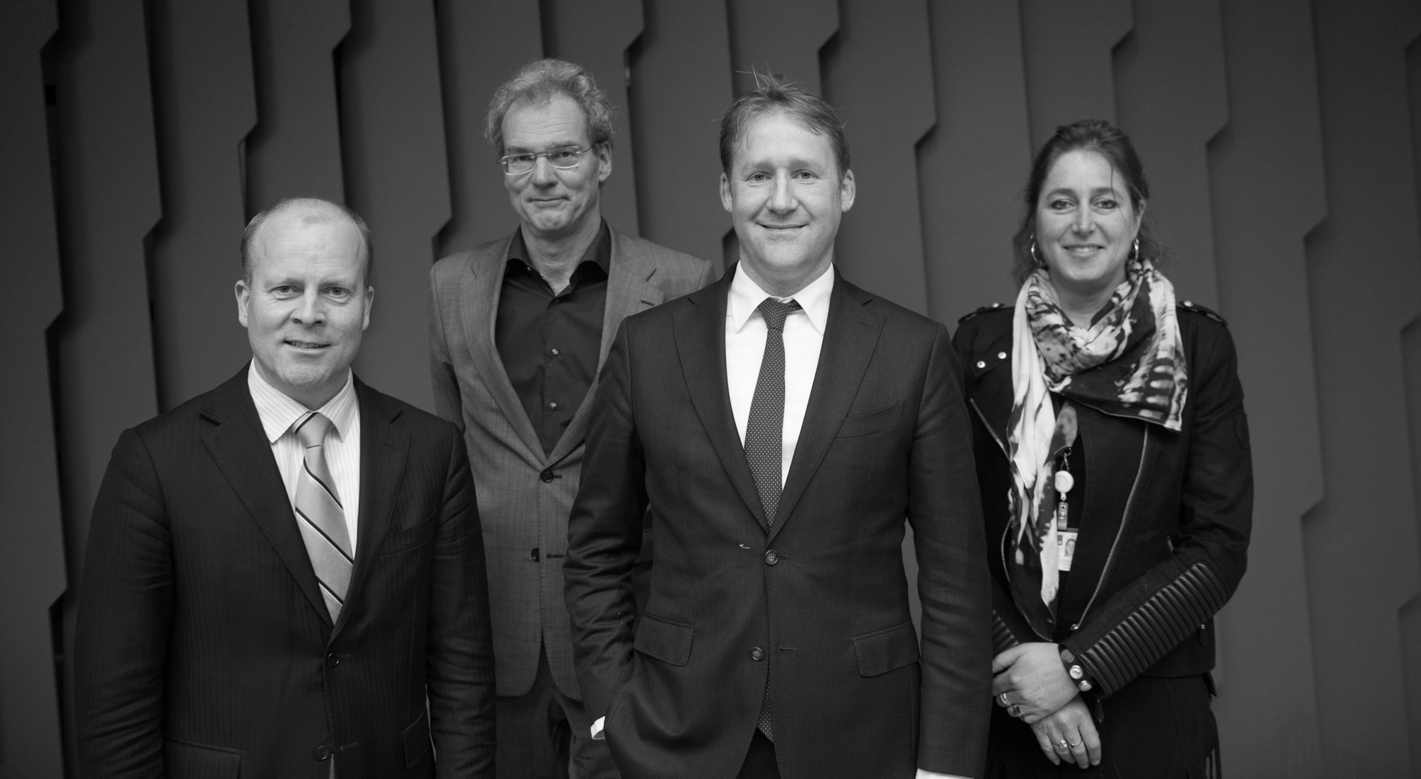 Van links naar rechts de leden van de tijdelijke commissie Huizenprijzen: R.W. Knops, V.A. Groot, K. Verhoeven (voorzitter) en B.G. de Boer.