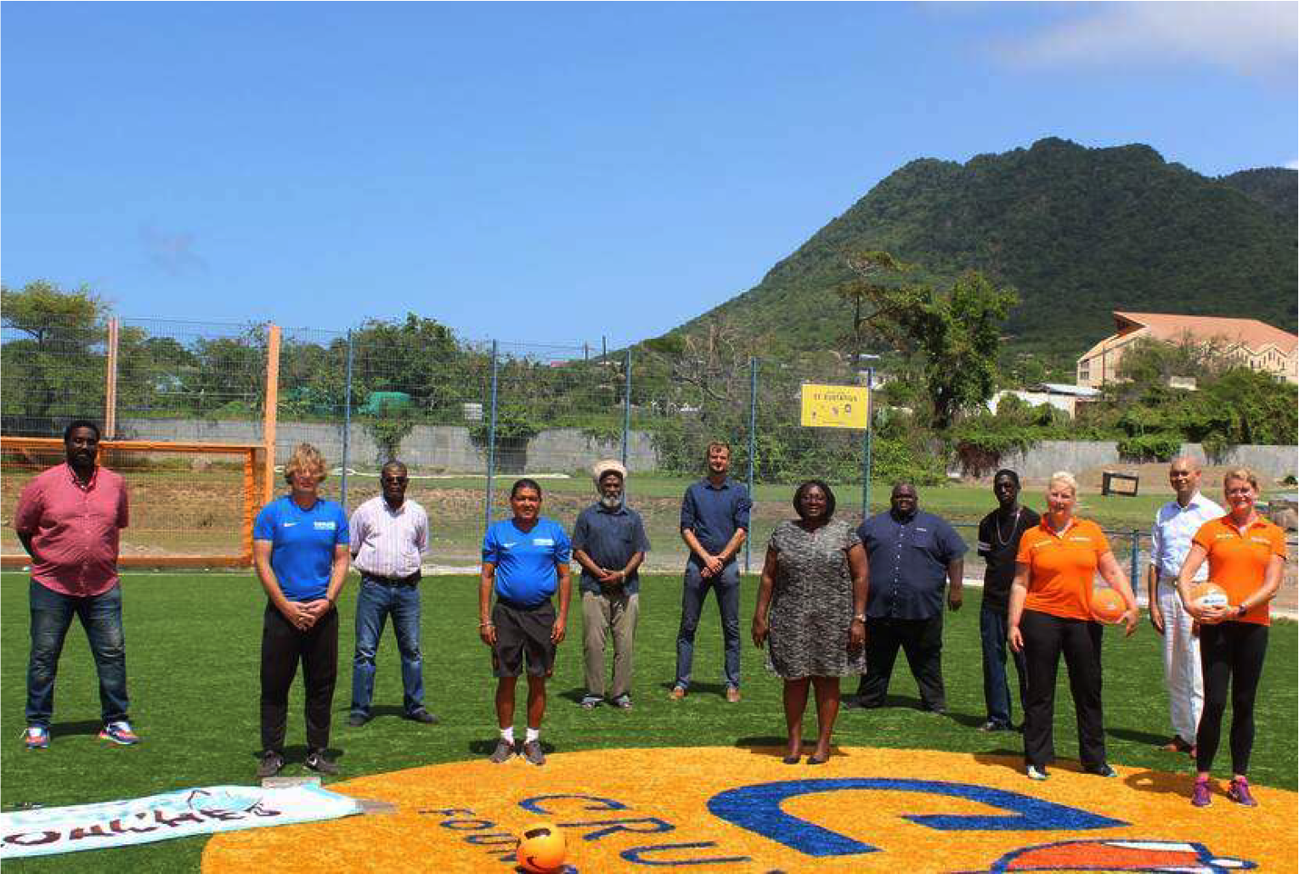 De regeringscommissaris (6e van rechts) met vertegenwoordigers van NeVeBO, KNVB, de Statia Sports Facility Foundation, International Boys en het Social Domain directoraat tijdens de startbijeenkomst van het zomerkamp.