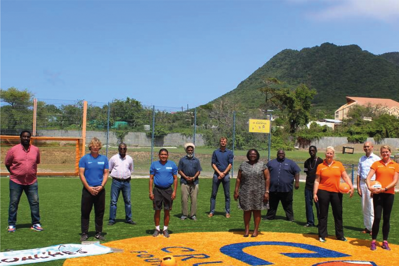 De regeringscommissaris (6e van rechts) met vertegenwoordigers van NeVeBO, KNVB, de Statia Sports Facility Foundation, International Boys en het Social Domain directoraat tijdens de startbijeenkomst van het zomerkamp.