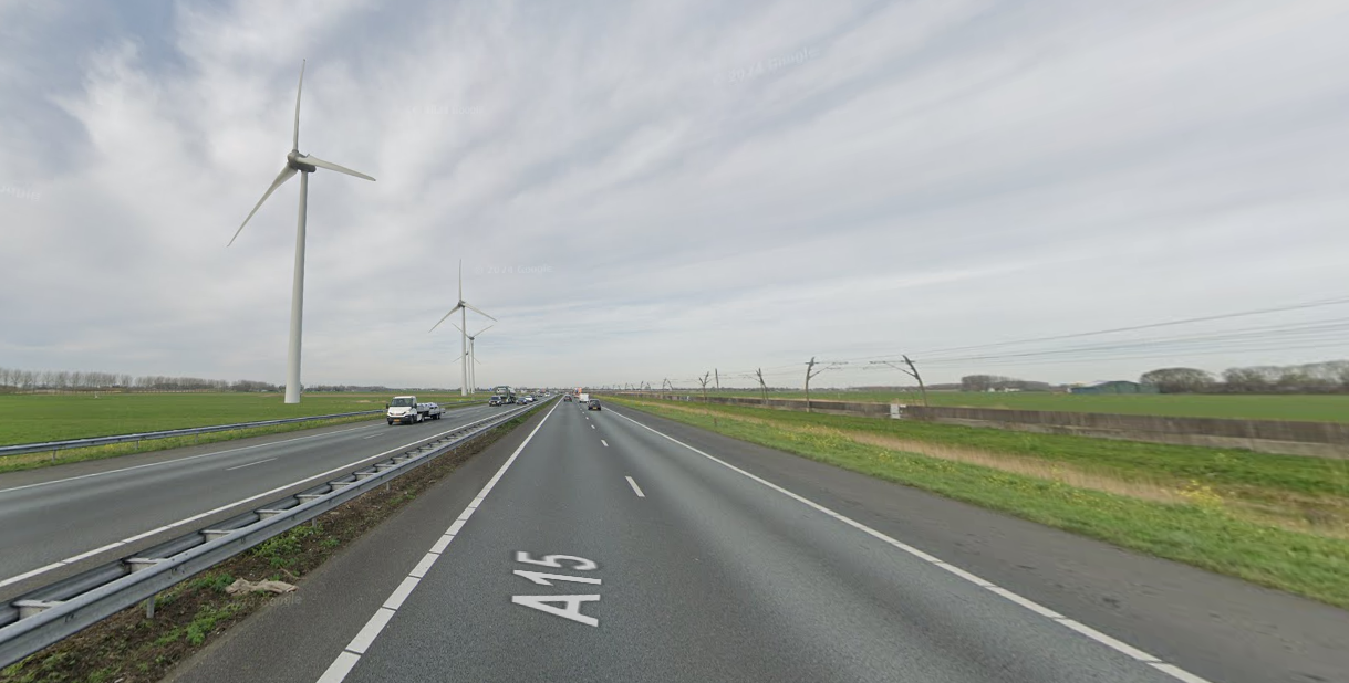 Afbeelding 2.7 Zicht huidige windpark Echteld en spoorweg vanaf A15 (bron: Google Maps)