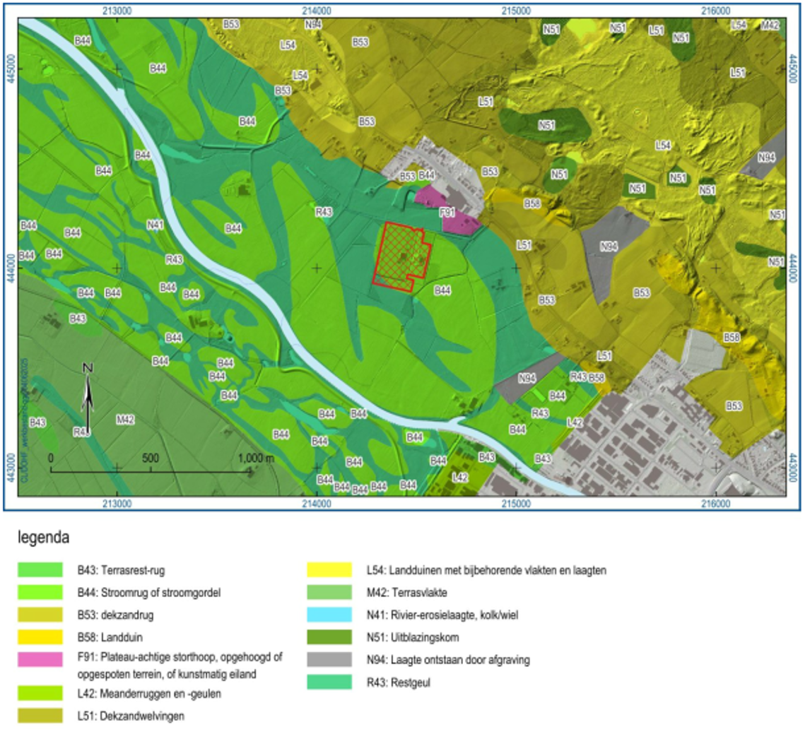 Het plangebied (rood kader) geprojecteerd op de geomorfologische kaart onderlegd door de reliëfkaart van het Actueel Hoogtebestand Nederland (AHN4).