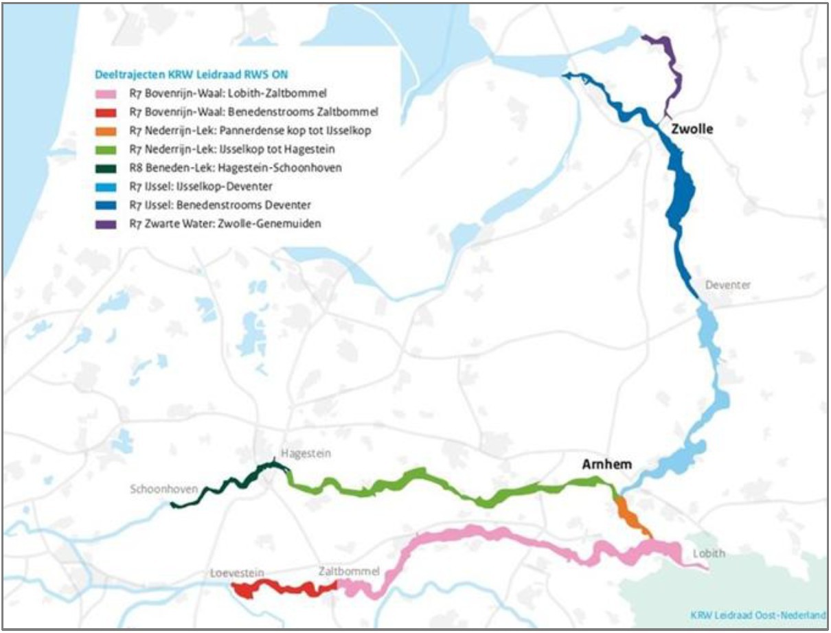 De afbeelding toont een kaart van Nederland met daarop verschillende trajecten van waterlichamen die vallen onder de Kaderrichtlijn Water (KRW). De trajecten zijn met gekleurde lijnen aangegeven en worden in de legenda toegelicht. De kaart beslaat het gebied tussen Lobith, Arnhem, Zaltbommel, Zwolle, Schoonhoven en Deventer. De gekleurde lijnen vertegenwoordigen de verschillende deeltrajecten van grote rivieren zoals de Waal, Nederrijn-Lek, IJssel en Zwarte Water. Steden als Arnhem en Zwolle zijn als referentiepunten weergegeven. De legenda geeft per kleur aan welke riviertrajecten en locaties bij elk deeltraject horen.