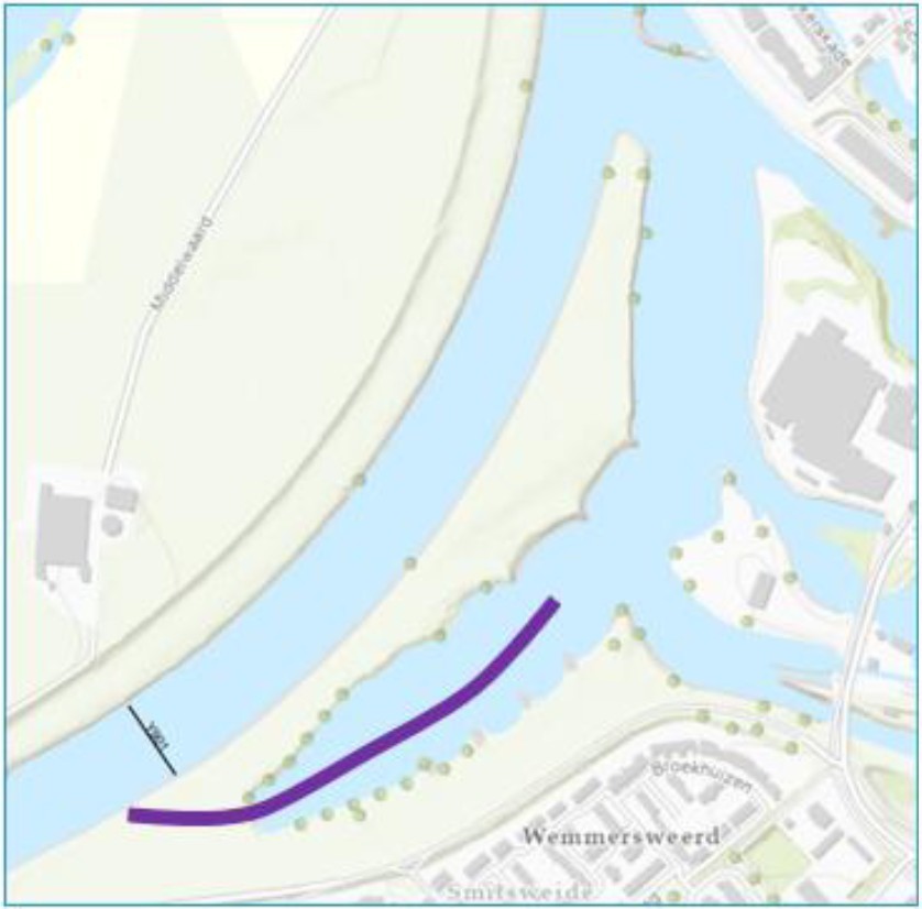 De kaart toont een rivier die door het midden van het beeld stroomt, met een langgerekte landtong in de rivier. Ten zuiden van de landtong en over de aansluiting van de landtong links op de kaart loopt een paarse lijn. De omliggende gebieden zijn benoemd als “Wemmersweerd” en “Looierweerd”. Wegen, gebouwen en andere landschapselementen zijn ook aangegeven op de kaart.