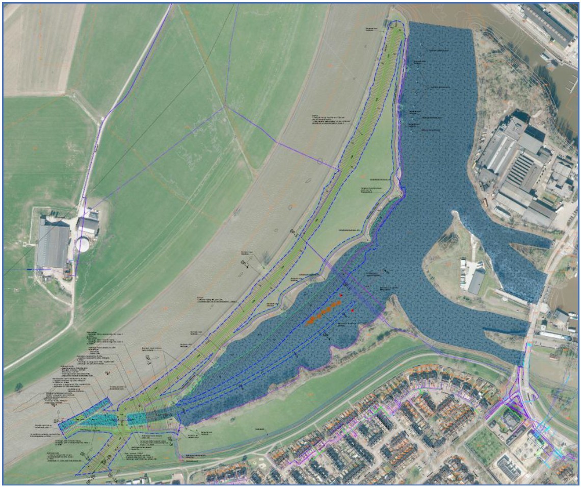 Luchtfoto van een landschappelijk gebied met landbouwpercelen, een woonwijk en een industriezone langs een waterloop. Over de afbeelding zijn projectcontouren en lijnen weergegeven die de indeling van een meestromende nevengeul aanduiden, inclusief zones voor werkzaamheden en mogelijke tracés nabij een brug en kruising.