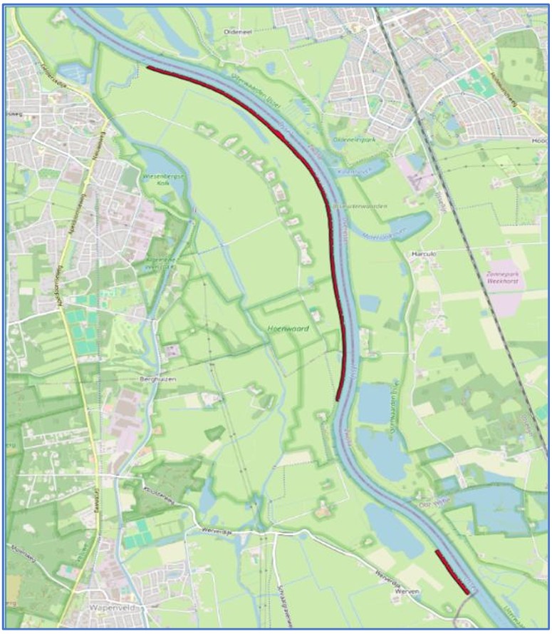 Kaart van het riviergebied de Hoenwaard bij Hattem en Wapenveld. De loop van de IJssel is weergegeven met meerdere rood gemarkeerde trajecten langs de westelijke oever, die de locatie van de KRW-maatregel natuurvriendelijke oevers aangeeft. Het gebied rondom de rivier bestaat uit uiterwaarden, watergangen, agrarische percelen en nabijgelegen bebouwing.